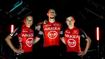 Tres ciclistas del Arkea.