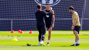 Wojciech Szczesny y Roberto Lewandowski se han tomado uno de los últimos entrenamientos de la temporada con mucho humor. Los jugadores polacos protagonizaron una cómica acción durante el entreno, Szczęsny propinó un 'puñetazo' a su compatriota, que cayó derribado y el delantero se la 'devolvió' al instante. Todo en tono de buen ambiente entre ambos compañeros.