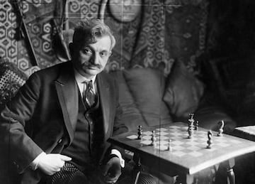 Es el segundo campeón del Mundo oficial de la historia del ajedrez, nacido en Prusia (ahora Alemania) en 1868. Sigue siendo el campeón más longevo, de 1894 a 1921, cuando cayó en La Habana ante Capablanca, que había conseguido 20.000 dólares para disputar la final ante un Lasker arruinado. Este jugador judío que tiene una defensa con su nombre en el gambito de dama, también destacó como matemático y filósofo, y moría en Nueva York en 1941, en el mismo hospital en que un año después expiraba el cubano Capablanca. La carrera de Lasker se prolongó durante más de medio siglo.