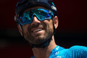 Alejandro Valverde sonríe antes de dar comienzo la carrera.