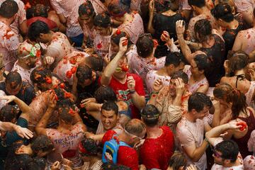 BUNOL, SPAIN - AUGUST 30: Revellers take part in the annual Tomatina festival on August 30, 2017 in Bunol, Spain. An estimated 22,000 people threw 150 tons of ripe tomatoes in the world's biggest tomato fight held annually in the Spanish Mediterranean town. (Photo by Pablo Blazquez Dominguez/Getty Images)
