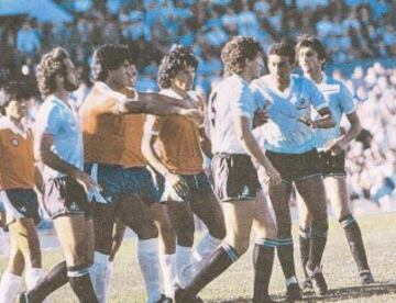 985, última fecha de las Eliminatorias para México 86. Chile necesitaba un empate y Uruguay ganar para clasificar. Los 'charrúas' iban 2-1 arriba cuando el árbitro cobra una falta en buena posición para el disparo de Jorge Aravena, quien no perdonaba desde ahí. Cuando Aravena iba a patear el tiro libre, Venancio Ramos arrojó un limón y movió la pelota. Al 'Mortero' se le fue y Uruguay ganó. También hubo piedrazos hacia los jugadores de La Roja.