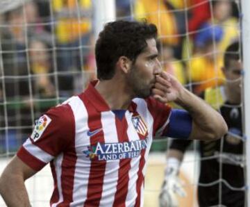 El centrocampista del Atlético de Madrid Raúl García celebra el gol que ha marcado al Sant Andreu, durante el partido de ida de los dieciseisavos de final de la Copa del Rey disputado esta tarde en el estadio Nacís Sala de Barcelona.