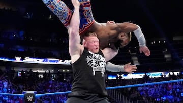 Brock Lesnar ataca a Kofi Kingston en SmackDown.