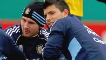 Agüero sigue concentrado en la Copa América mientras se decide su futuro.