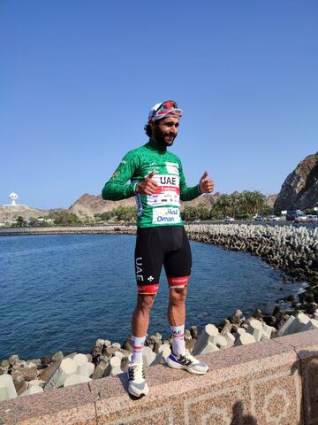 Fernando Gaviria sonríe ante los medios como ganador del maillot verde del Tour de Omán, en Mascate.