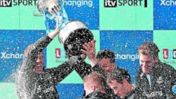 <b>TRIUNFO EN EL RÍO. </b>Los remeros de Oxford festejan la victoria.