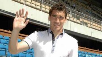 <b>ADIOS Y HOLA. </b>Francis se despidió ayer del estadio de Chapín; el gesto sirve de saludo a El Sardinero.