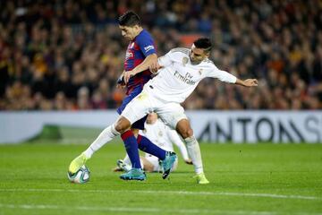 Prevention | Luis Suárez can't get past Casemiro.