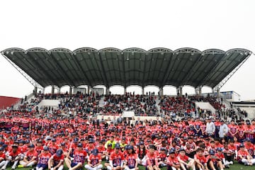 Presentación de la escuela de fútbol en Cuenca, Ecuador, proyecto de la Junta de Beneficiencia y el Atlético, con la presencia del rey de España. 