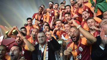 Galatasaray&#039;s players and head coach Fatih Terim (C) pose with the trophy as they celebrate their 2017-2018 Turkish league champion title during a trophy cerenomy a day after the Turkish Spor Toto Super league football match between Goztepe and Galat