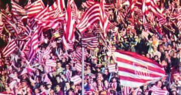 Desde 1950 no habían tenido la oportunidad de asistir en campo propio a una victoria en el Campeonato de Liga. Nunca hasta ese 20 de mayo se había visto tal colorido en el feudo rojiblanco, con banderas, gallardetes, gorros y bufandas que llenaron de blanco y rojo las gradas abarrotadas del Calderón en el partido contra el Deportivo de la Coruña que se jugaban el título en la temporada 1972-1973.