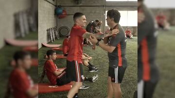 El abrazo más esperado en River: Juanfer Quintero y Gallardo