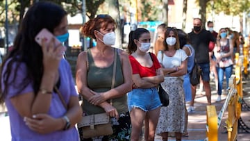 GRAFCAT492. Terrassa (BARCELONA), 7/8/2020.- La Generalitat de Catalunya comenzó este jueves en la población de Terrassa (Barcelona), un cribado masivo y voluntario en dos carpas instaladas en la ciudad, realizando pruebas para detectar casos positivos de coronavirus y evitar que se extiendan los brotes observados en barrios de ciudades de la comarca del Vallés Occidental. EFE/ Alejandro García