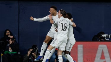 VILLARREAL, 24/01/2026.- El delantero francés del Real Madrid Kylian Mbappé (i) celebra su gol durante el partido de la jornada 21 de LaLiga que Villarreal CF y Real Madrid disputan hoy sábado en el estadio de La Cerámica. EFE/Kai Forsterling