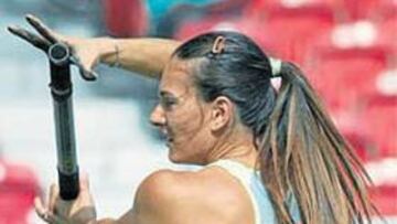 <b>VUELA MENOS. </b>Isinbayeva se prepara para saltar ayer en Stuttgart.