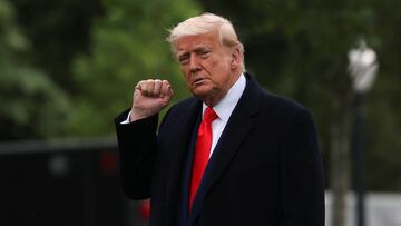 U.S. President Donald Trump raises a fist as he departs the White House to attend a private dinner at the Trump National Golf Club, in Washington, U.S., May 22, 2025. REUTERS/Evelyn Hockstein