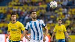 LAS PALMAS DE GRAN CANARIA, 25/08/2023.- El centrocampista de la Real Sociedad Mikel Merino (d) se escapa del francés Enzo Loiodice, de la UD Las Palmas, durante el partido de la tercera jornada de Liga en Primera División que UD Las Palmas y Real sociedad disputan hoy viernes en el estadio de Gran Canaria, en Las Palmas. EFE/ Quique Curbelo
