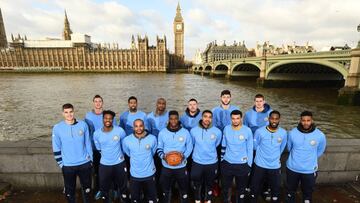 La plantilla de los Denver Nuggets posa con el Big Ben y el Palacio de Westminster al fondo.