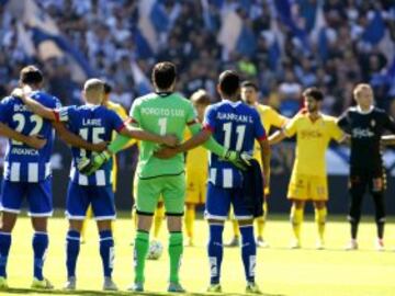Los jugadores del Sporting y del Deportivo guardan un minuto de silencio por las víctimas del Rally de A Coruña.