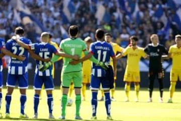 Los jugadores del Sporting y del Deportivo guardan un minuto de silencio por las víctimas del Rally de A Coruña.