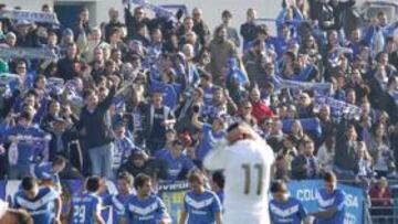 <b>MAREA AZULONA. </b>Los cerca de mil seguidores del Oviedo celebran el gol de Busto.