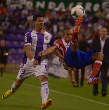 Miranda en un despeje ante la presencia de Javi Guerra.