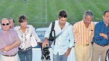 <b>RADIANTES. </b>Agapito Iglesias, máximo accionista, y Eduardo Bandrés, presidente, celebran las mejoras en el estadio.