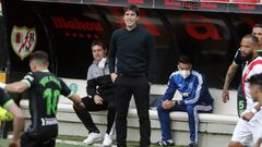 Iraola, dando instrucciones desde el banquillo del Rayo-