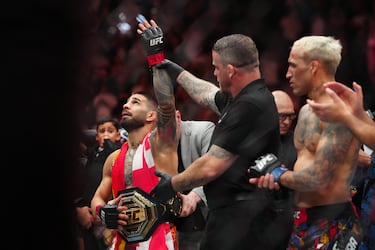 Ilia Topuria en el momento que es declarado campeón de la pelea ante Oliveira.