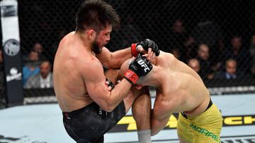 Henry Cejudo da un rodillazo a Marlon Moraes durante el UFC 238.