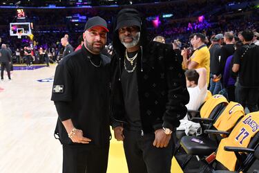 Ramtin Ray Nosrati y Corey Gamble durante el duelo entre Los Angeles Lakers y los Utah Jazz.