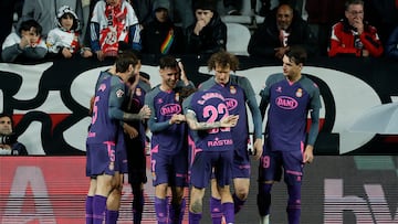 MADRID, 04/04/2025.- El centrocampista del Espanyol Javier Puado (3i) celebra su gol con sus compañeros durante el partido de la jornada 30 de LaLiga entre el Rayo Vallecano y el RCD Espanyol, este viernes en el estadio de Vallecas, en Madrid. EFE/Juanjo Martín