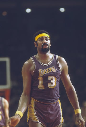 Wilt Chamberlain es el único jugador que promedió a lo largo de toda su carrera NBA (1959-73) al menos 30 puntos y 20 rebotes por partido: 30,1 y 22,9. Es el único que ha promediado más de 40 (y más de 50) puntos en un curso. También tiene la campaña con el PER (ranking de eficiencia) más alto de siempre: 31,8 en la 1962-63. Es el jugador con más dobles-dobles (968) y el que más dobles-dobles seguidos ha sumado (227). También es el único que enlazó cuatro triples-dobles en playoffs y el único que ha liderado la NBA en puntos y rebotes en la misma temporada (lo hizo, además seis veces). También es el único que fue el que más puntos, rebotes y asistencias totales acumuló en un curso, uno de los dos únicos con un partido de 20+20+20 y sumó, por último, ocho dobles cuádruples: partidos con al menos 40 puntos y 40 rebotes. Esos ocho incluyen, por ejemplo, un 78+43 y un 58+42. De otro mundo. 