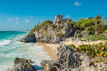 Tulum es una localidad de la costa caribeña de la península de Yucatán, en México. Es conocida por sus ruinas bien conservadas de una antigua ciudad portuaria maya. El edificio principal es una gran estructura de piedra llamada El Castillo, que se asienta sobre un acantilado rocoso que acaba en una playa de arena blanca.