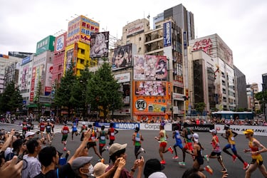 Los atletas compiten por las calles de Tokio en el maratón masculino del Campeonato Mundial de Atletismo. 