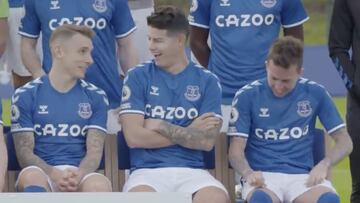 James y Mina lideran la diversión en la foto oficial de Everton