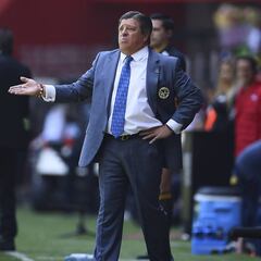 Miguel Herrera explotó contra Santander y Brizio