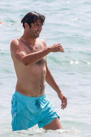 El exentrenador argentino del Real Madrid se encuentra disfrutando de las playas ibicencas en compañía de sus hijos y familia.