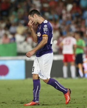 El defensa del R.C.D Espanyol Anaitz Arbilla se retira del terreno de juego tras ser expulsado por el árbitro, durante el encuentro de Liga de Primera División que Almería y RCD Espanyol están disputando esta noche en el estadio de los juegos Mediterráneos, en Almería.