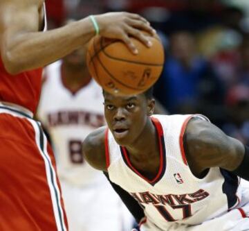 Dennis Schroeder defiende con la mirada a Ramon Sessions.