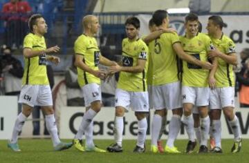 El jugador del L'Hospitalet Alcaraz (i) celebra con sus compañeros el gol marcado al Atlético de Madrid, durante el partido de vuelta de los dieciseisavos de final de la Copa del Rey que se juega esta tarde en el estadio Vicente Calderón.