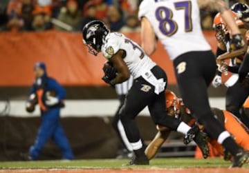 Los Ravens aumentarían su ventaja con un field goal de Justin Tucker que pondría el 10-0 con el que finalizaría el primer cuarto, y los Browns recortarían al comienzo del segundo con otro del rookie Travis Coons. Justo en el siguiente drive llegaría el segundo touchdown de Baltimore, en un pase corto de Schaub al running back Jarvorius Allen, que empezó de titular en lugar del lesionado Forsett.