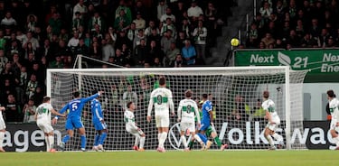 1-1. Córner que saca el Real Madrid, toca Jude Bellingham y Dean Huijsen caza el balón suelto para anotar el primer tanto.