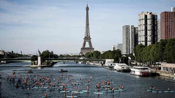 Socorristas durante un desfile náutico en el río Sena, París. 