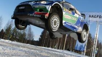 <b>VUELO... CON MOTOR. </b>A fondo se ha empleado Latvala para ganar con su Ford el Rally de Suecia.
