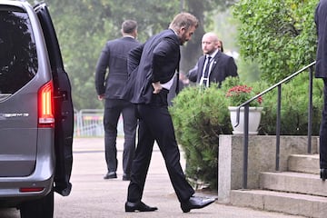 El exfutbolista David Beckham llega para asistir al funeral del difunto entrenador de fútbol sueco Sven-Goran Eriksson en la iglesia de Fryksande. 