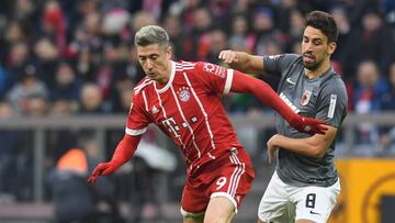 Rani Khedira, jugador del Augsburg de la Bundesliga, sidputando un bal&oacute;n con Robert Lewandowski.