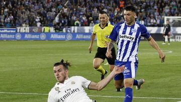 Ximo Navarro pugna por un bal&oacute;n ante Gareth Bale.