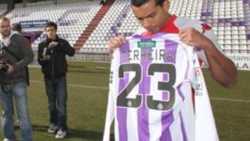 <b>PRESENTADO. </b>Ferreira posa ayer en Zorrilla con la camiseta del Valladolid ante los fotógrafos.